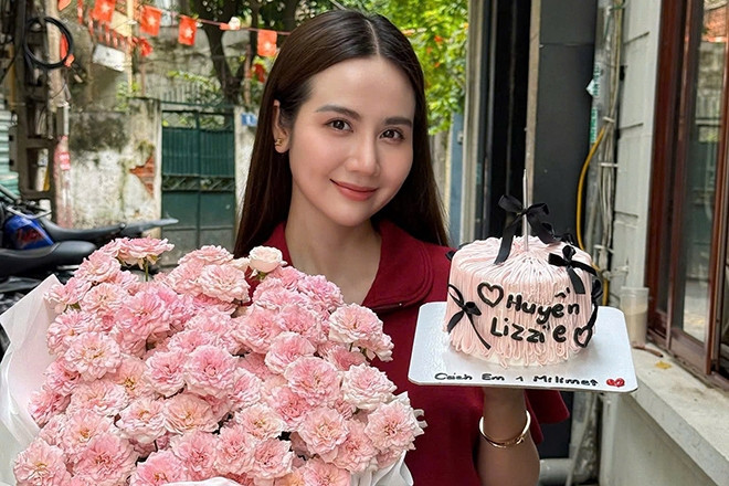 Huyền Lizzie nhận niềm vui bất ngờ, Jennifer Phạm trẻ trung bất chấp tuổi tác