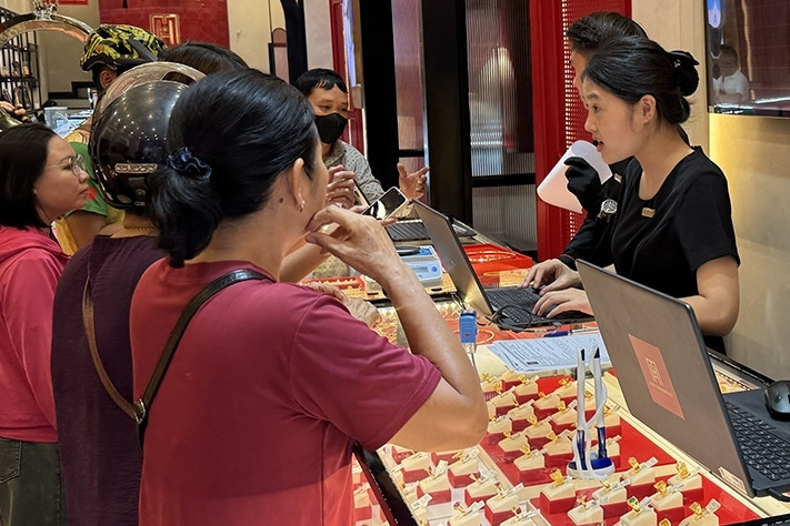 Khách mang tiền mặt mua lượng lớn vàng, phải ra ngân hàng nộp tiền vào tài khoản