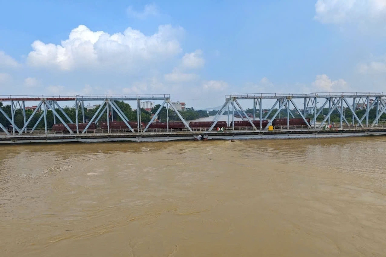 Tàu trăm tấn 'bất động' trên cầu bị nước lũ đe dọa ở Bắc Ninh, nguyên nhân gây bất ngờ