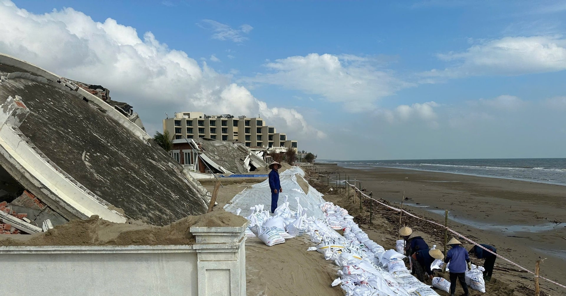 Loạt biệt thự sát mép biển Hà Tĩnh bị đánh sập, kè 850m trong giấy phép biến đi đâu?