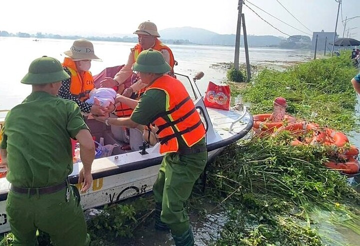 Lực lượng chức năng tiếp cận sản phụ và đưa đến nơi an toàn..jpg