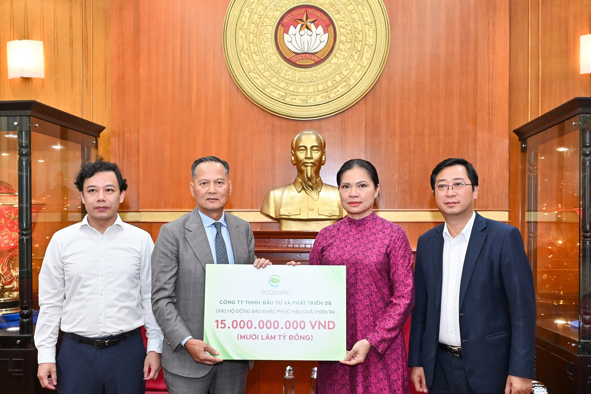 Nhà sáng lập Ecopark ủng hộ đồng bào chịu hậu quả của thiên tai 15 tỷ đồng