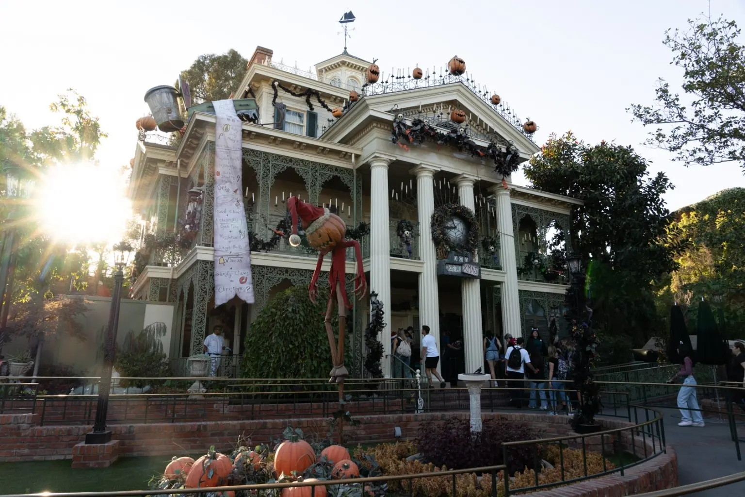 Vì sao nhiều người chi tiền khủng để du lịch rùng rợn? Nu Du Khach Tu Vong Sau Khi Choi Tro Dinh Thu Ma Am 1384