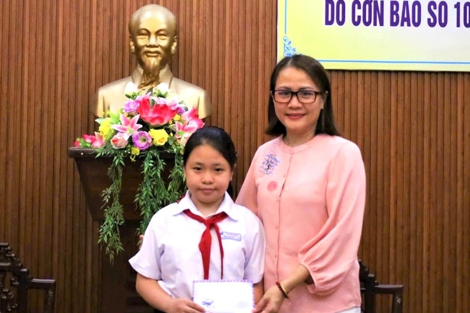 Nữ sinh lớp 7 đập heo đất ủng hộ gần 50 triệu giúp đồng bào vùng lũ