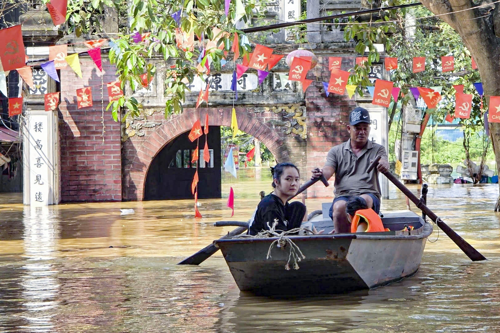 Nước lũ bao vây nghìn hộ ở Bắc Ninh, người dân than: 'Có tiền cũng không mua nổi mớ rau'