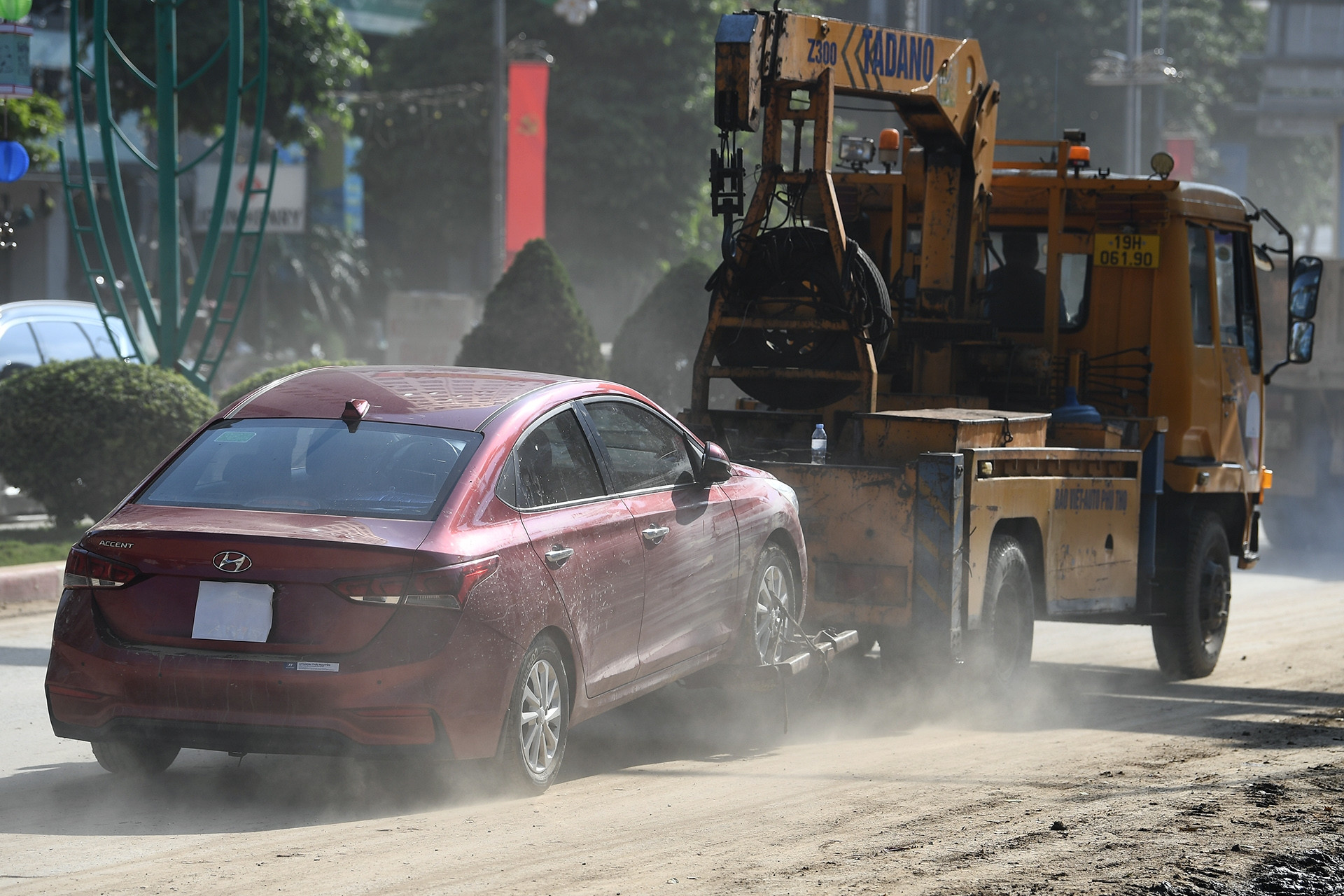 Nườm nượp 'xế cưng' ngập nước được bọc kín biển số cứu hộ về gara