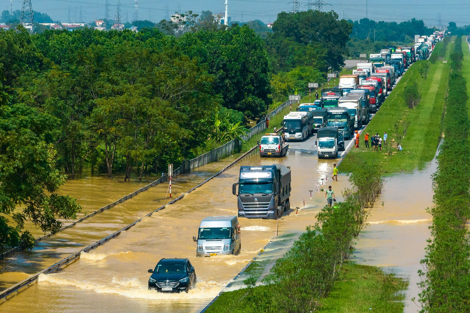 Rời vùng lũ Thái Nguyên, tài xế ô tô gặp cảnh 'thêm một lần đau' trên cao tốc