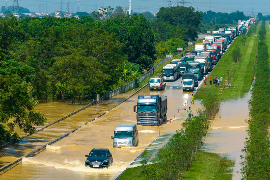 Rời vùng lũ Thái Nguyên, tài xế ô tô gặp cảnh 'thêm một lần đau' trên cao tốc