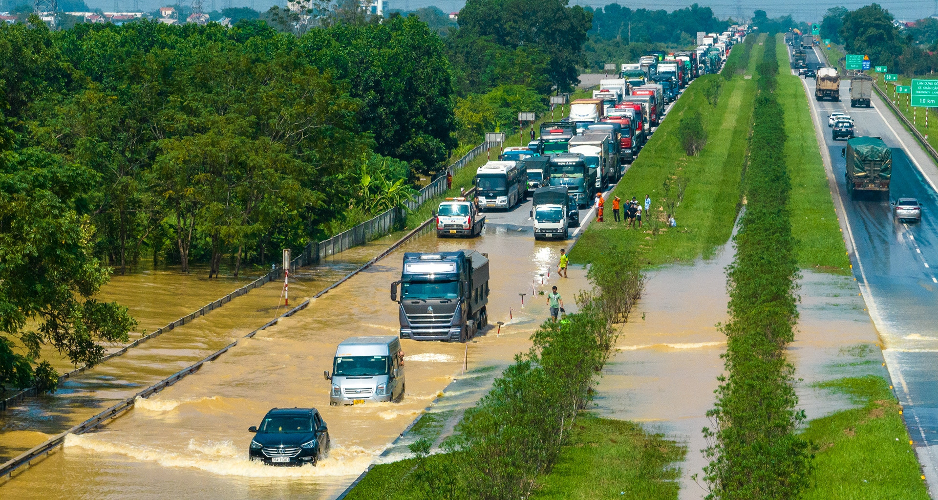 Rời vùng lũ Thái Nguyên, tài xế ô tô gặp cảnh &amp;apos;thêm một lần đau&amp;apos; trên cao tốc