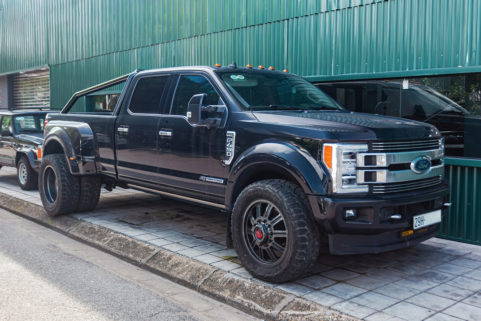 Siêu bán tải Ford giá gần 7 tỷ của đại gia Hà Nội sức kéo 15 tấn, dài gần 7 mét