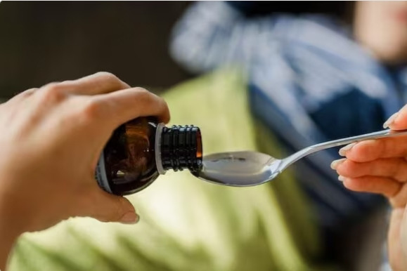 Siro ho nghi gây tử vong cho 2 trẻ, bác sĩ bất tỉnh trong xe sau khi uống thử