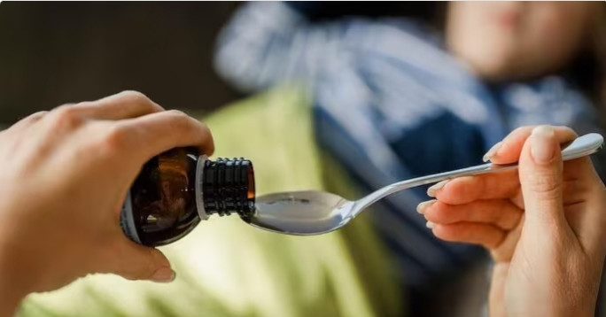 Siro ho nghi gây tử vong cho 2 trẻ, bác sĩ bất tỉnh trong xe sau khi uống thử