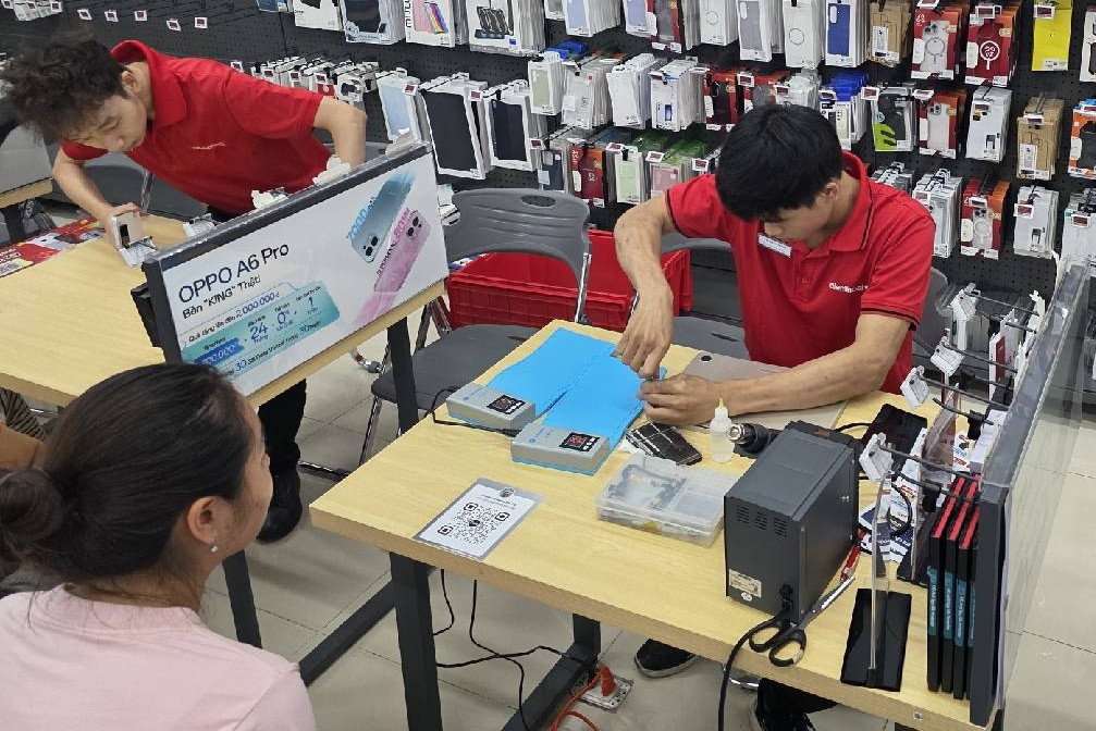 Thợ Hà Nội về Thái Nguyên, Bắc Ninh, Lạng Sơn 'cứu' điện thoại cho dân vùng lũ