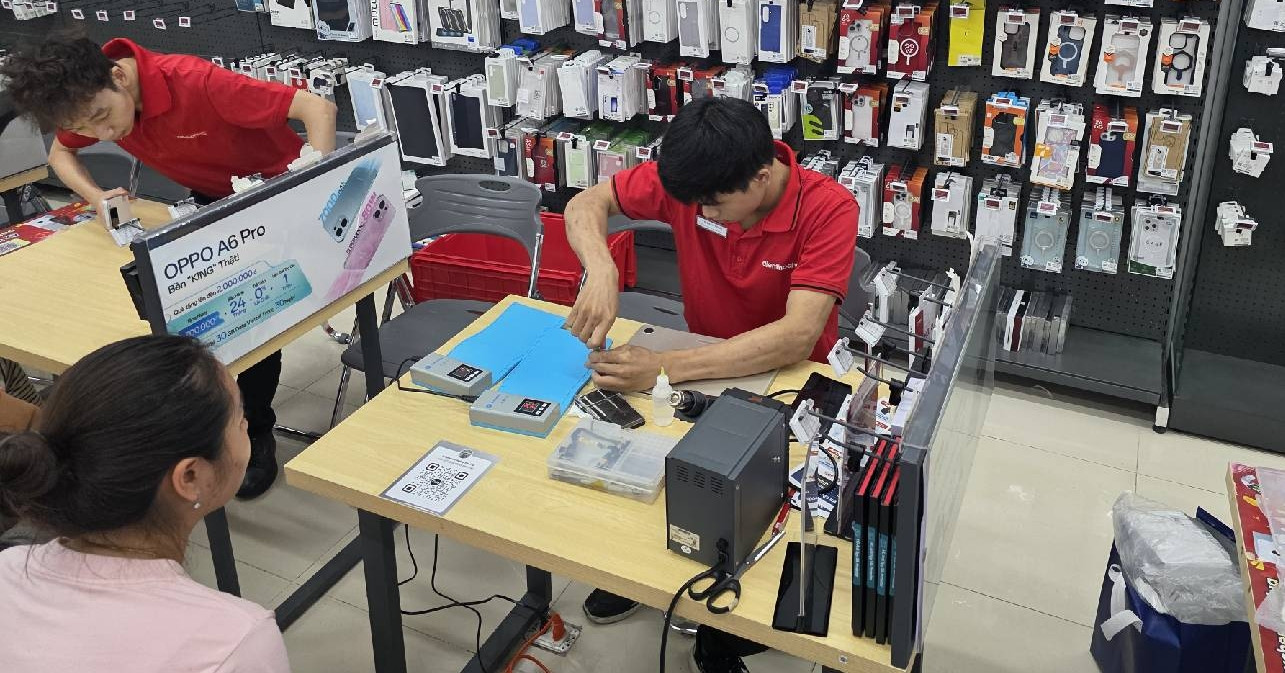 Thợ Hà Nội về Thái Nguyên, Bắc Ninh, Lạng Sơn "cứu" điện thoại cho dân vùng lũ