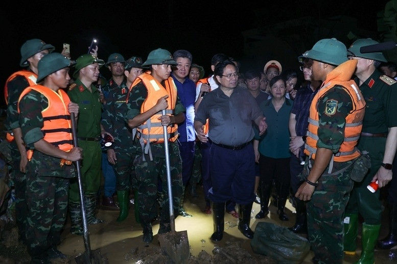 Thủ tướng kiểm tra công tác ứng phó mưa lũ tại vùng ven sông của Hà Nội