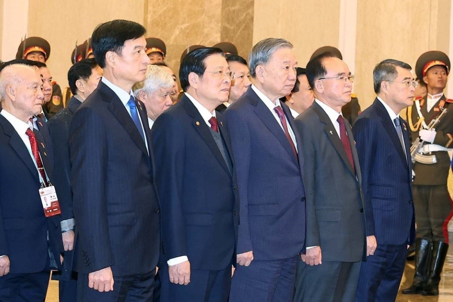 Tổng Bí thư đặt hoa tưởng nhớ Chủ tịch Kim Nhật Thành, Tổng Bí thư Kim Jong-il