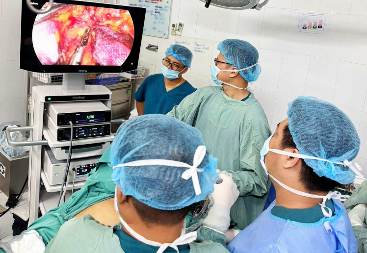 Mổ cấp cứu người đàn ông từ Mỹ về Việt Nam