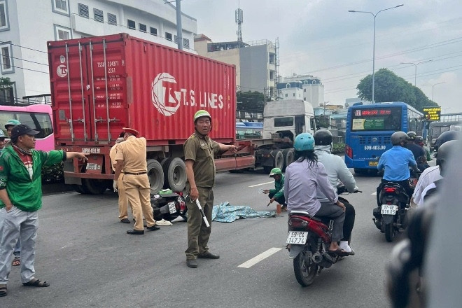 Va chạm với xe buýt ở TPHCM, sinh viên 18 tuổi tử vong