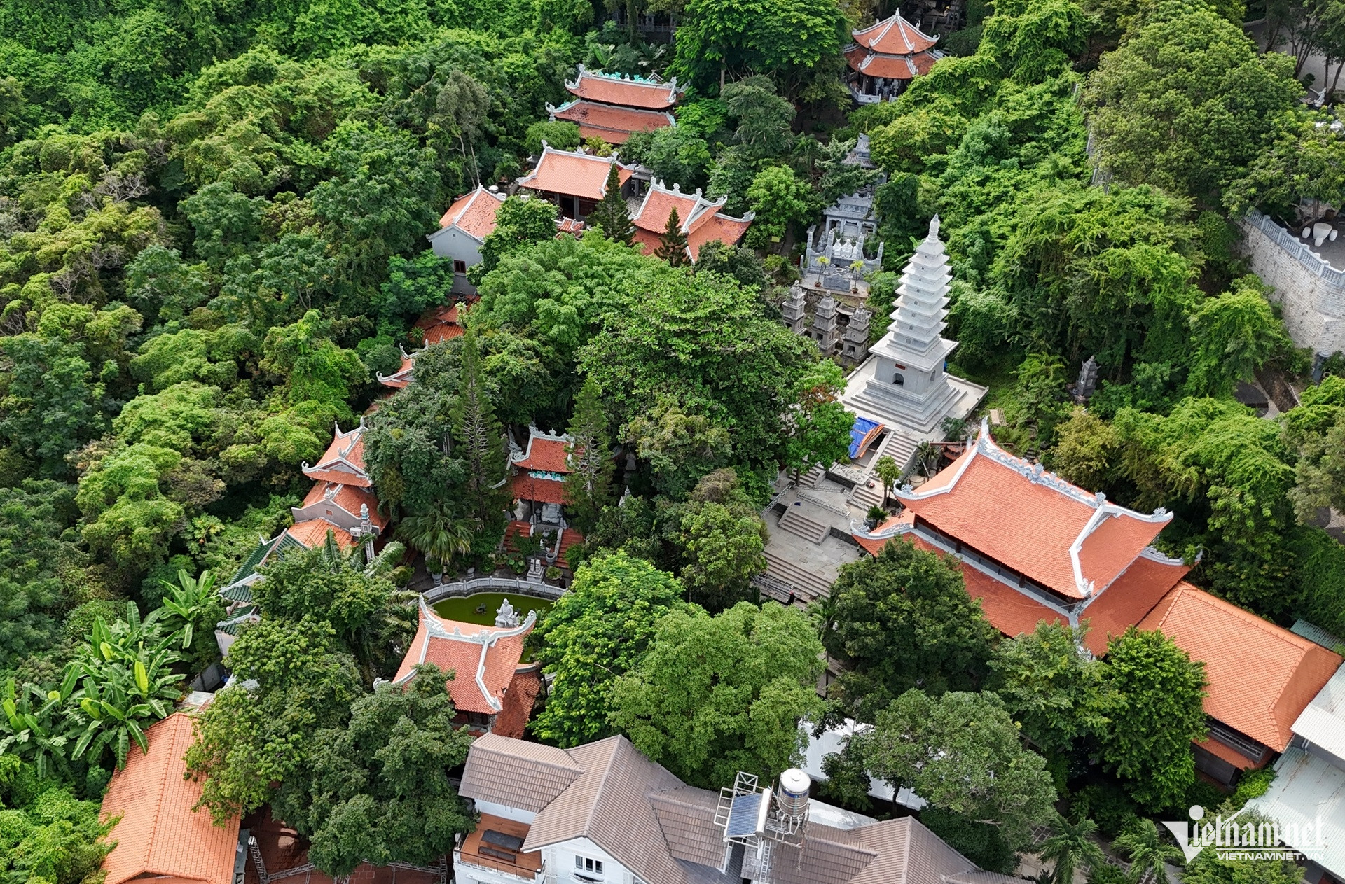 W-Chùa Linh Phong Thiền Uyển nơi kim quan Trưởng lão Hòa thượng Thích Trí Tịnh nhập bảo tháp..JPG.jpg
