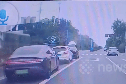 Xe bồn lật nhào đè trúng ô tô, tài xế thoát nạn thần kỳ