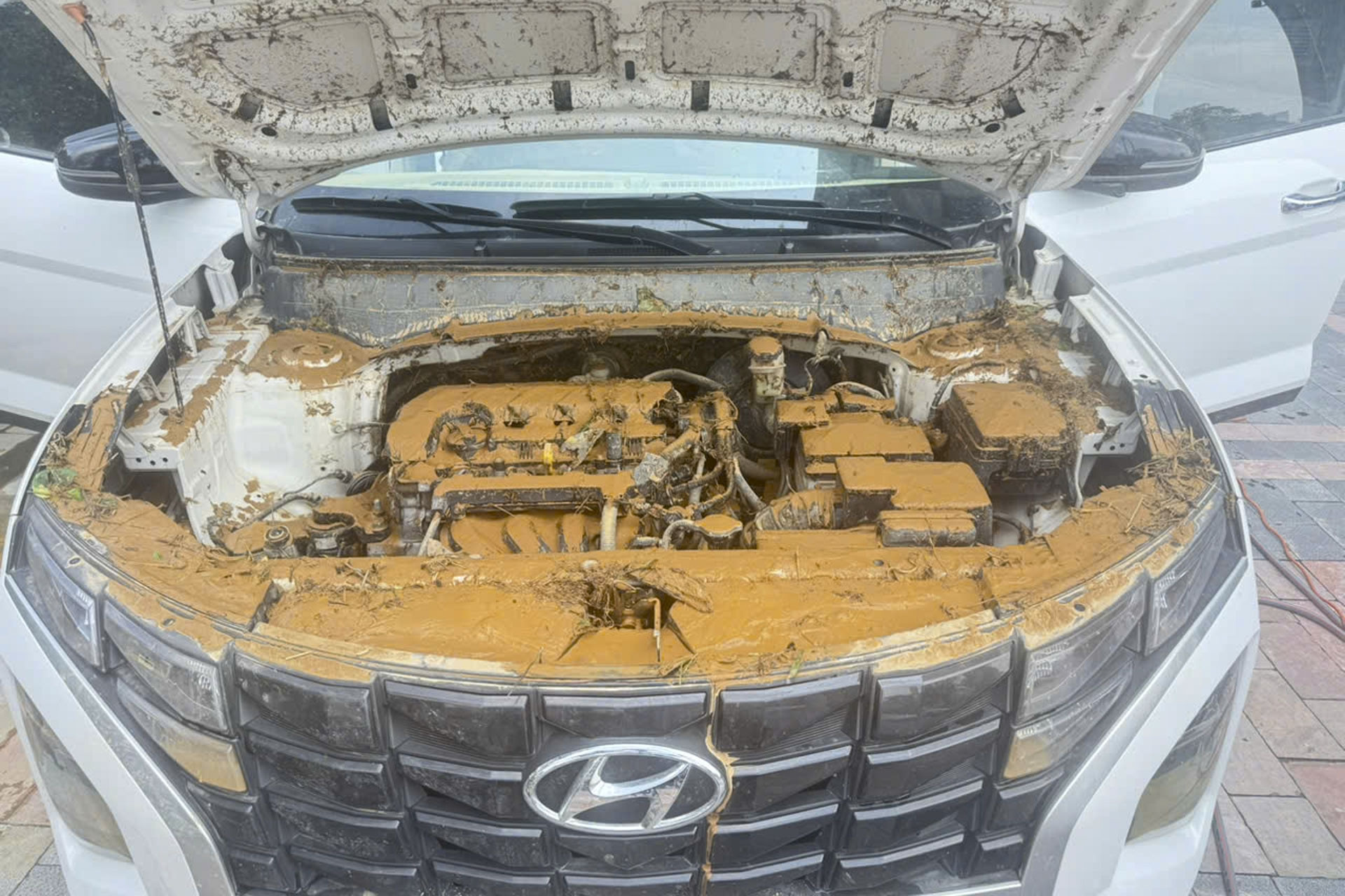 Ô tô ngập bùn đất tại Thái Nguyên cần xử lý thế nào?