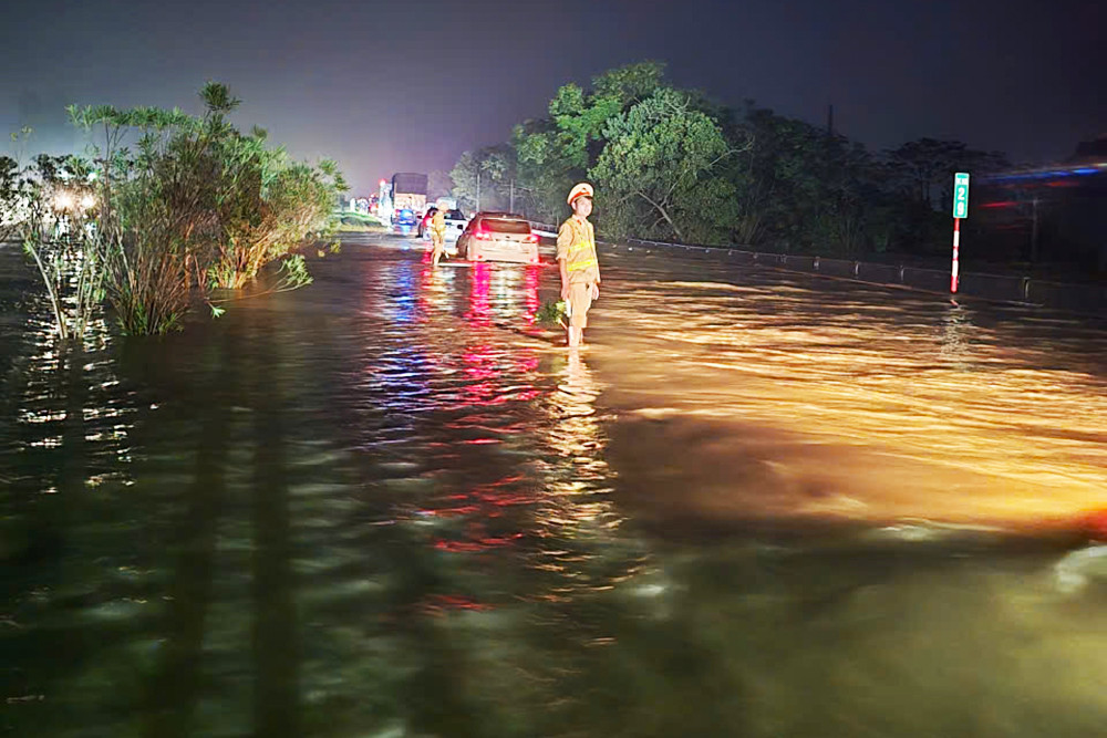 Cao tốc Hà Nội - Thái Nguyên vẫn ngập đến nửa mét, phương tiện đi lại khó khăn