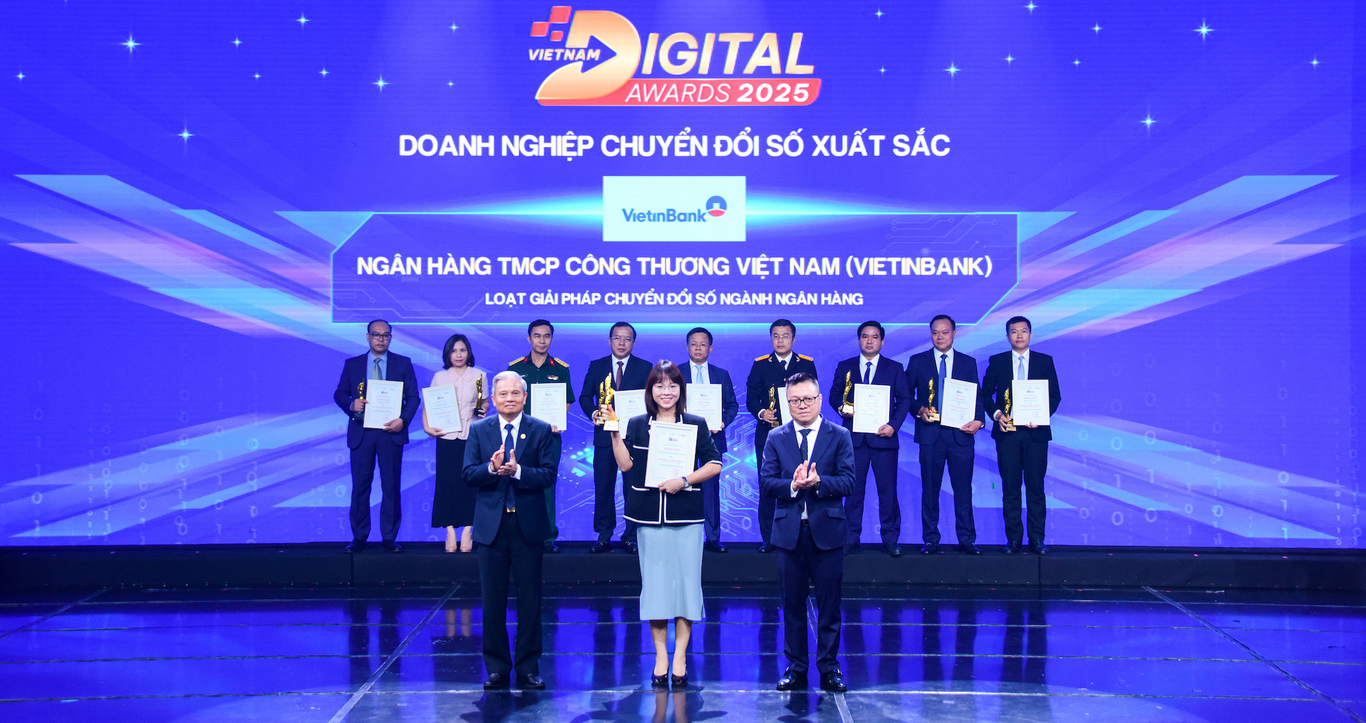 Ba Phung Thu Ha dai dien nhan giai.jpg