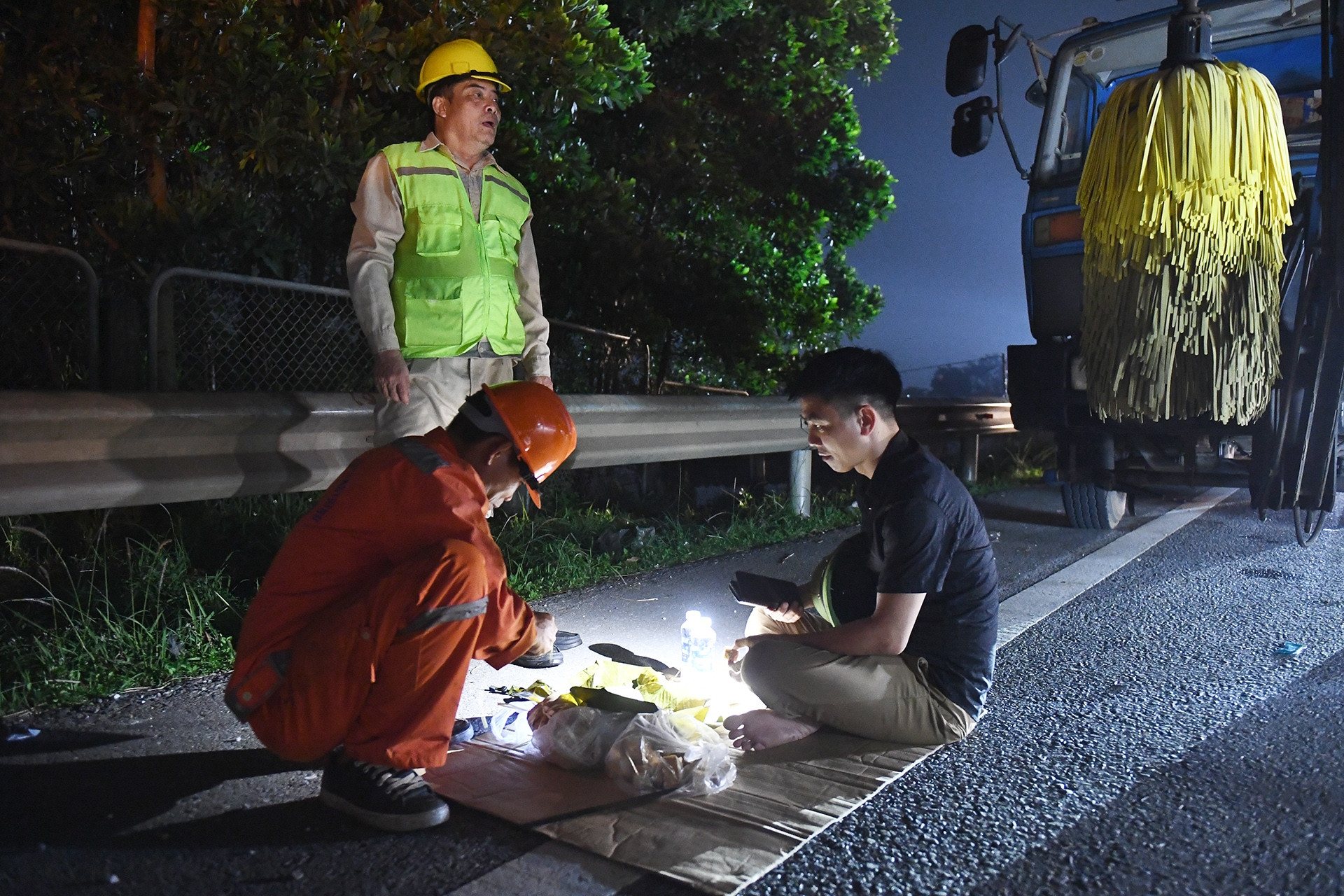 Bóc bánh chưng, phát nước uống chờ lũ rút trong đêm trên cao tốc