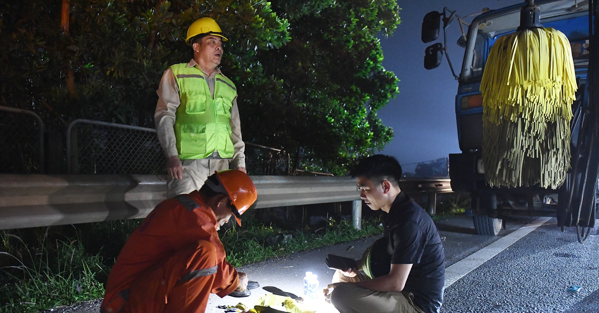 Bóc bánh chưng, phát nước uống chờ lũ rút trong đêm trên cao tốc