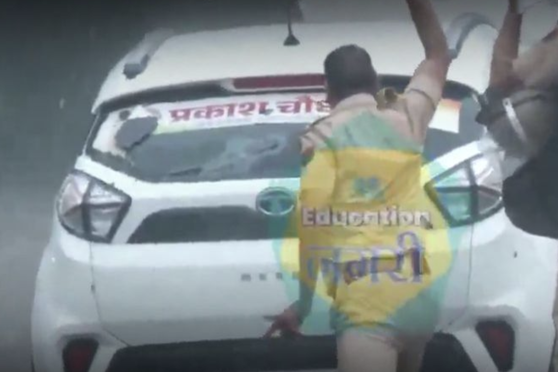 Cảnh sát dùng dùi cui đập vỡ kính ô tô giữa mưa lũ gây tranh cãi