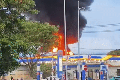 Cháy dữ dội gần cây xăng ở Đà Nẵng, huy động robot dập lửa