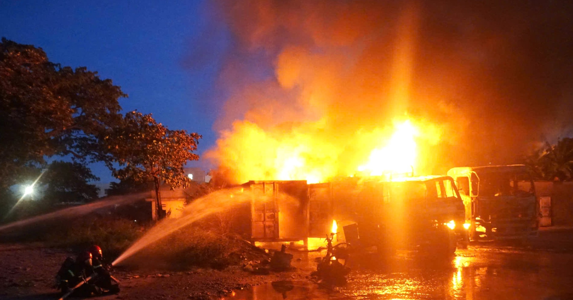 Cháy dữ dội gần cây xăng ở Đà Nẵng, huy động robot dập lửa