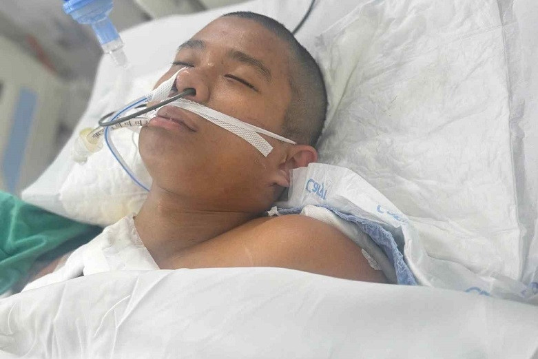 Chồng vừa qua đời vì ung thư, người mẹ nghèo cầu cứu khi con trai gặp nạn