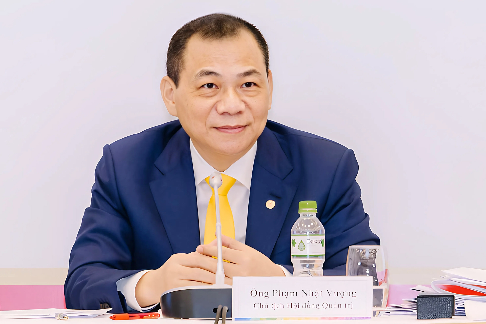 Cổ phiếu ‘họ Vin’ dồn dập tăng trần, tỷ phú Phạm Nhật Vượng giàu kỷ lục