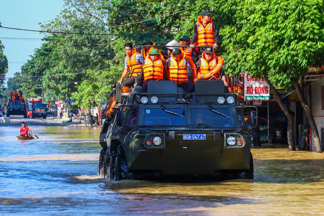 Dàn xe đặc chủng lội nước của công an đến giải cứu người dân Hà Nội bị ngập lụt