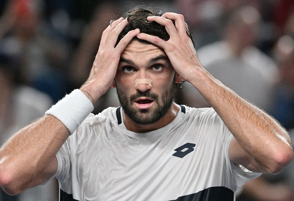 Djokovic thua sốc tay vợt nằm ngoài top 200 ATP