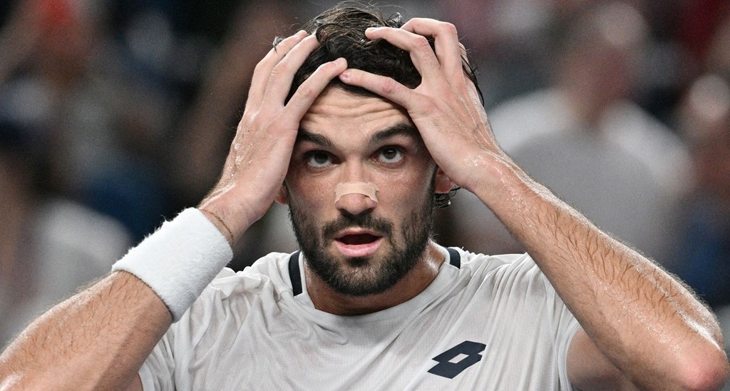 Djokovic thua sốc tay vợt nằm ngoài top 200 ATP