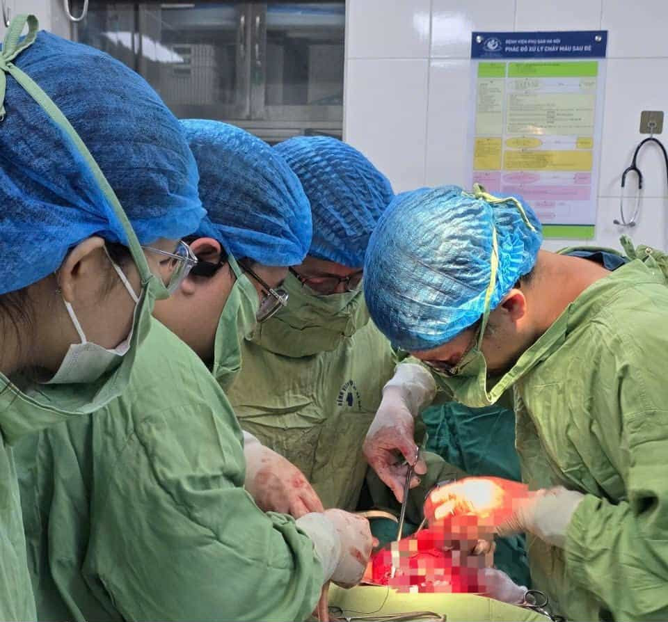 Ca mổ trong đêm cứu người phụ nữ Hà Nội nguy kịch do tự phá thai 27 tuần tại nhà