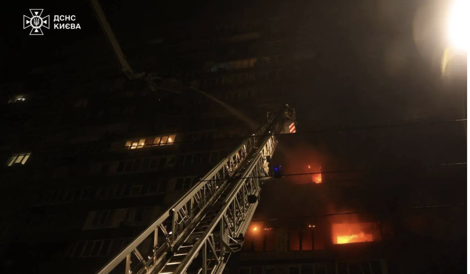 Một tòa nhà ở Kiev bốc cháy sau cuộc tấn công tên lửa của Nga. Ảnh: Kiev Independent