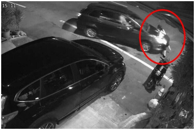 Người phụ nữ nhảy lên nắp capo chặn tình nhân bỏ đi, nhận cái kết thảm khốc