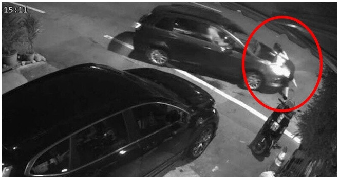 Người phụ nữ nhảy lên nắp capo chặn tình nhân bỏ đi, nhận cái kết thảm khốc