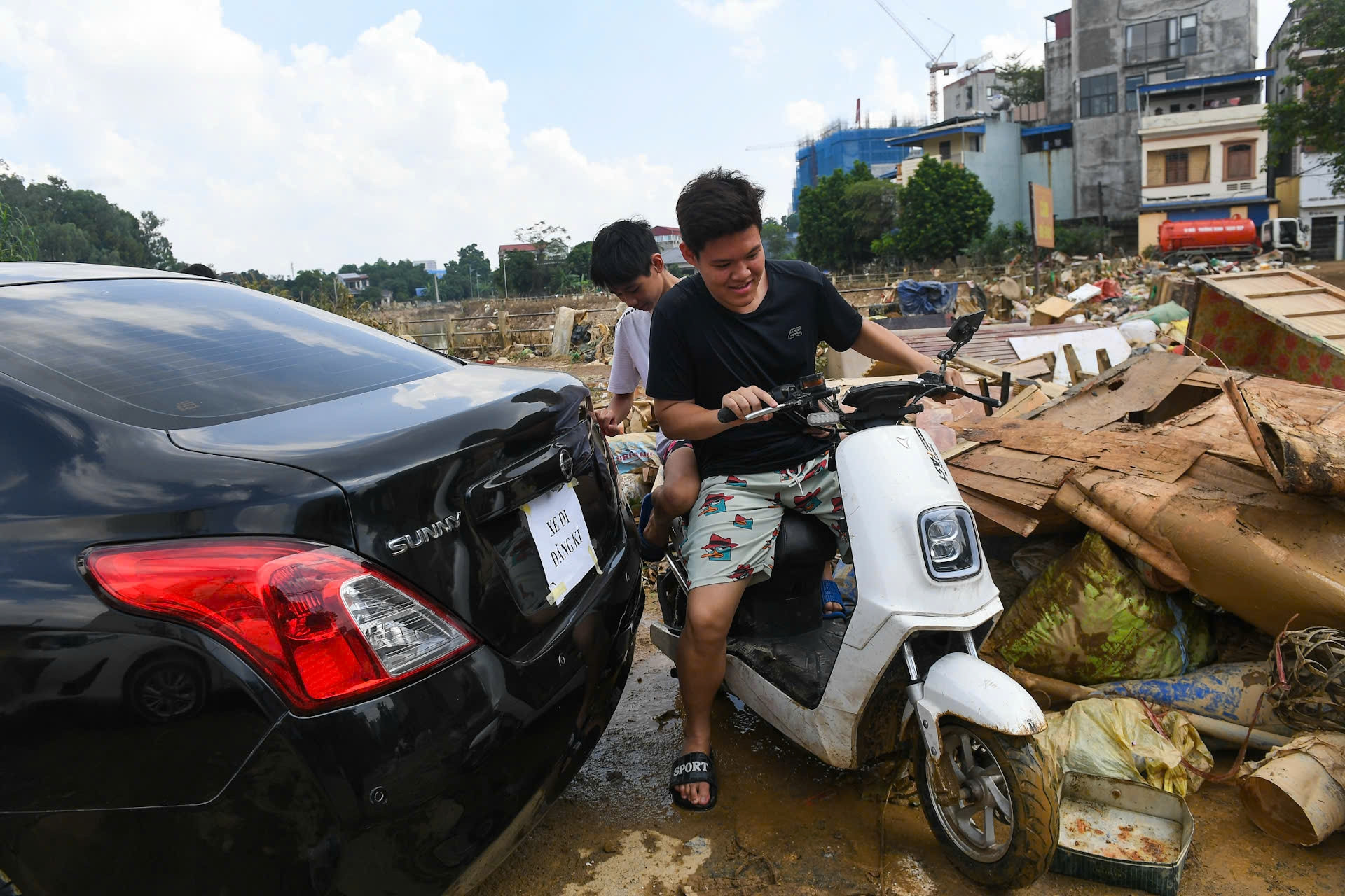 Nước rút, người dân Thái Nguyên lại gồng mình dọn bùn rác