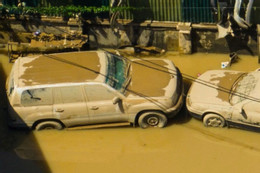 Ô tô bị bùn đất 'nuốt chửng' còn tốn tiền sửa hơn thuỷ kích thông thường