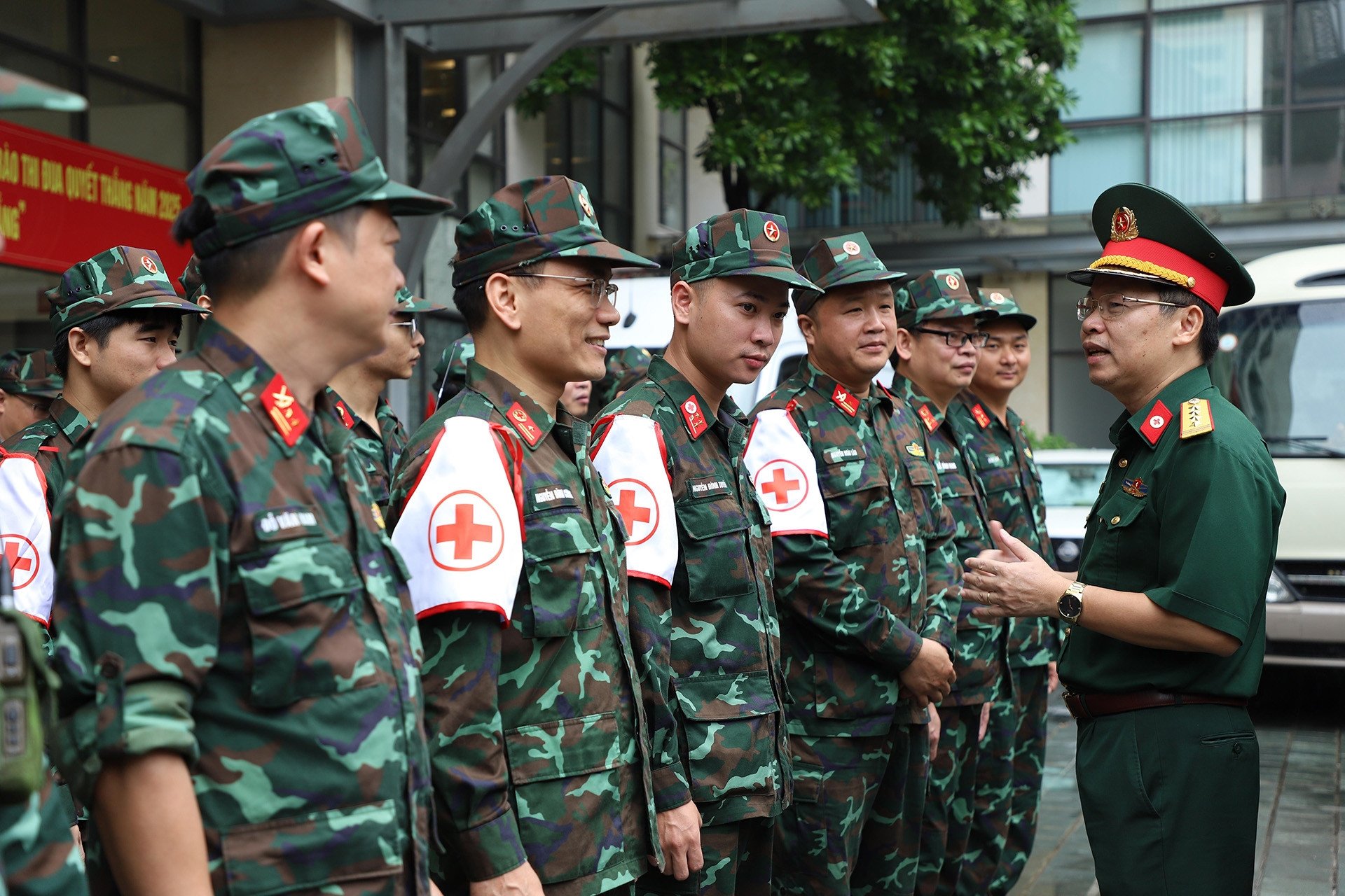 Quân đội xuất quân hỗ trợ nhân dân phòng, chống dịch bệnh sau ngập lụt