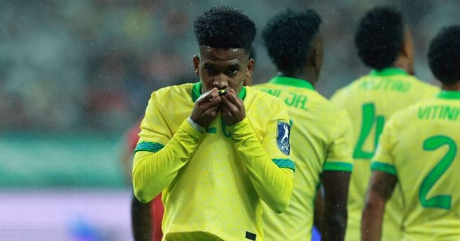 Sao MU thi nhau kiến tạo, Brazil thắng đậm Hàn Quốc