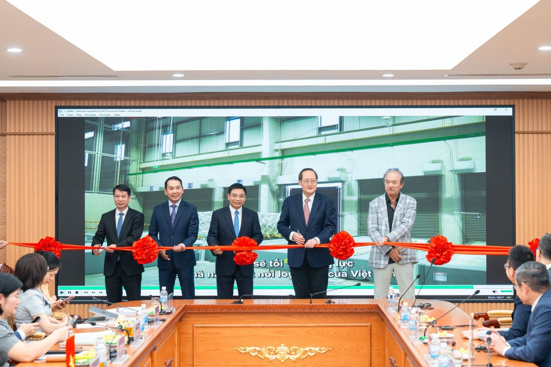 ‘Siêu cảng’ logistics thông minh của Bầu Hiển kích hoạt kho hàng không kéo dài