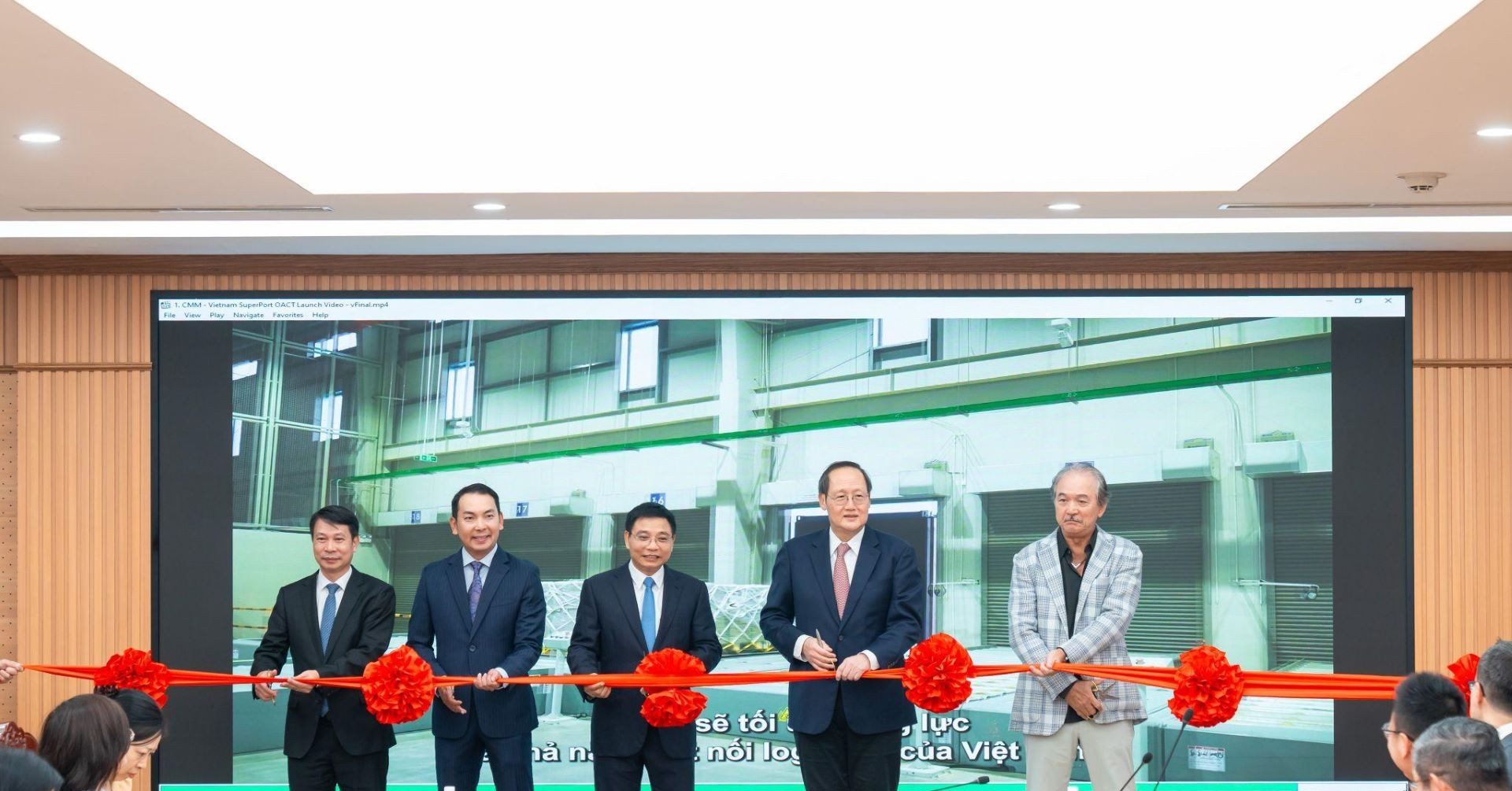 ‘Siêu cảng’ logistics thông minh của Bầu Hiển kích hoạt kho hàng không kéo dài