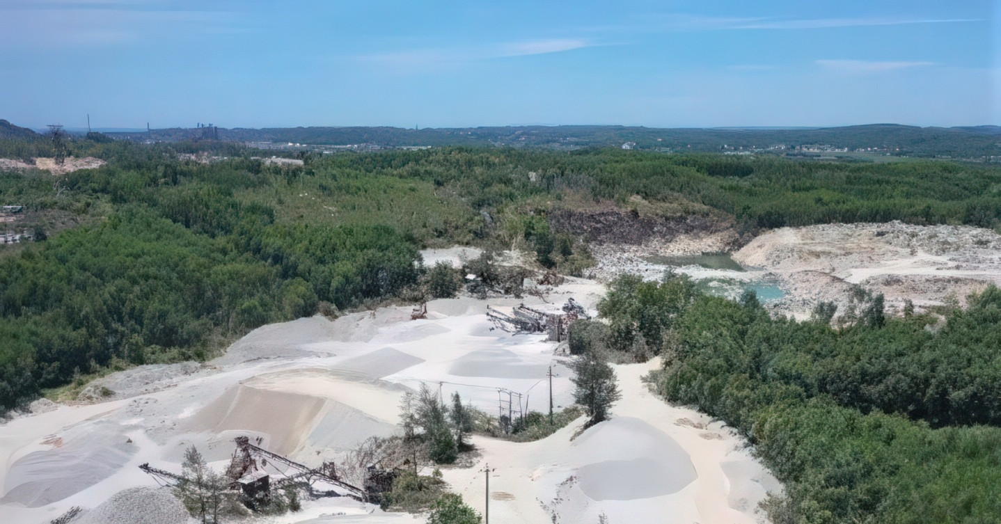 Tài xế leo lên thùng xe tải, bị máy xúc trút đá vùi lấp tử vong