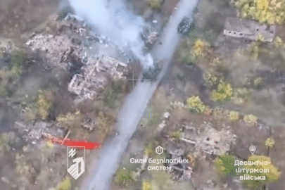 Tận dụng thời tiết xấu, hàng chục xe bọc thép Nga đồng loạt tấn công ở Ukraine