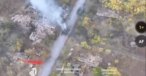 Tận dụng thời tiết xấu, hàng chục xe bọc thép Nga đồng loạt tấn công ở Ukraine